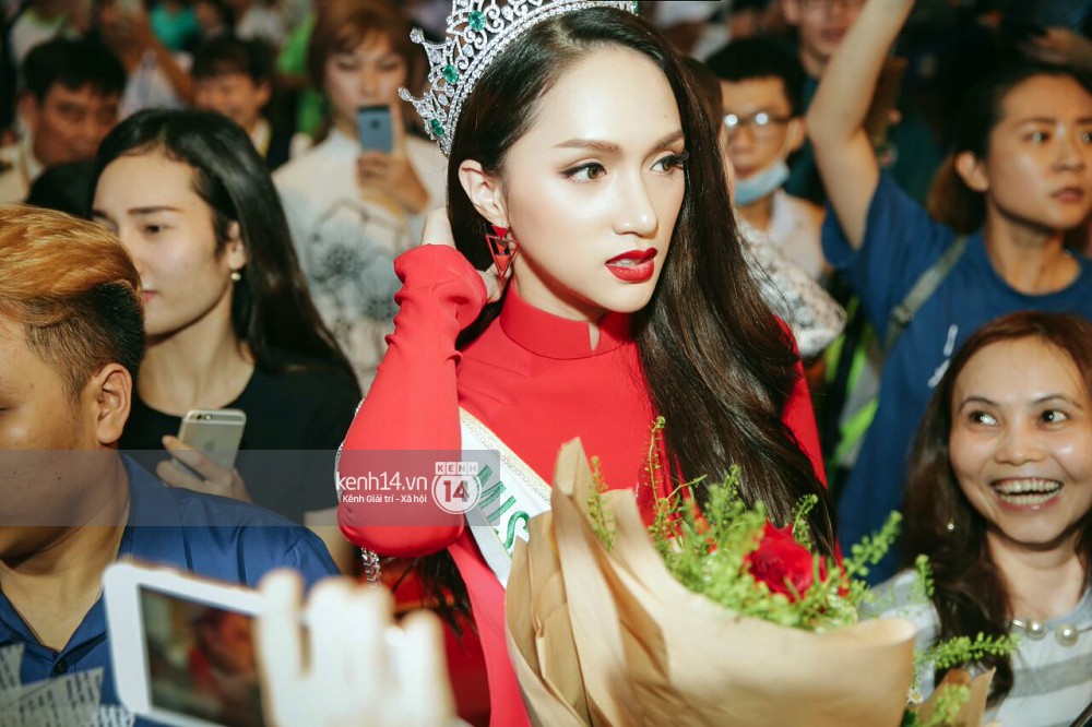 Hương Giang diện Áo dài đỏ rực rỡ, được truyền thông và người hâm mộ vây kín tại sân bay Hương Giang diện Áo dài đỏ rực rỡ, được truyền thông và người hâm mộ vây kín tại sân bay